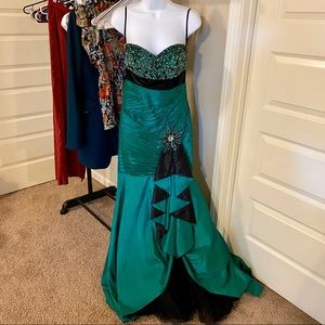ONLY WORN ONCE GREEN PROM DRESS